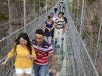 ilustrasi-turis-jalan-lewat-jembatan-kaca-di-china.jpg