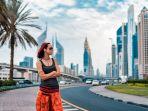 ilustrasi-turis-yang-berpose-dengan-latar-belakang-kota-dubai.jpg