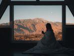 ilustrasi-wanita-menginap-di-penginapan-lewat-airbnb.jpg