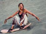 ilustrasi-wisata-sandboarding-di-parangkusumo.jpg