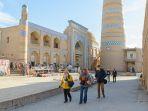 ilustrasi-wisatawan-di-uzbekistan.jpg