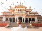ilustrasi-wisatawan-liburan-ke-india.jpg