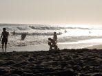 ilustrasi-wisatawan-liburan-ke-pantai-huntington-california-amerika-serikat.jpg