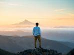 ilustrasi-wisatawan-menikmati-sunset-berikut-panduan-liburan-ke-bukit-pengilon-jogja.jpg