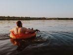 ilustrasi-wisatawan-menikmati-tubing-di-sungai-yang-ada-di-thailand.jpg