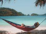 ilustrasi-wisatawan-pantai-wedi-ireng.jpg