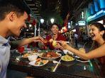 ilustrasi-wisatawan-sedang-menikmati-sajian-di-restoran-singapura.jpg