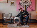 ilustrasi-wisatawan-yang-berinteraksi-dengan-kucing-di-cat-cafe.jpg