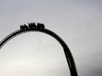 ilustrasi-wisatawan-yang-bermain-roller-coaster.jpg