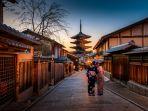 ilustrasi-wisatawan-yang-liburan-ke-kyoto-jepang.jpg