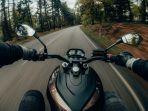 ilustrasi-wisatawan-yang-mengunjungi-kota-solo-naik-motor-sewaan.jpg