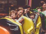 ilustrasi-wisatawan-yang-naik-roller-coaster.jpg