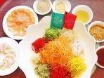 ilustrasi-yu-sheng-salad-segar-khas-china-yang-identik-hadir-saat-tahun-baru-imlek.jpg