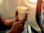 Sebabkan Sakit? Ini yang Buat Penumpang Pesawat Tak Boleh Minum Teh dan Kopi Selama Penerbangan