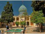 imamzadeh-ye-ali-ebn-e-hamze-adalah-satu-di-antara-situs-religi-di-shiraz-iran.jpg