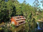 indahnya-suasana-di-mooi-lake-house-dengan-dikelilingi-hijaunya-cemara-dan-kemegahan-gunung-puntang.jpg