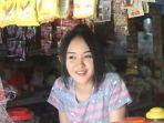 intan-rose-penunggu-warung-di-cianjur-jawa-barat-yang-dianggap-mirip-selegram-anya-geraldine.jpg