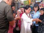 iriana-jokowi-menyalami-warga-saat-berbelanja-ke-pasar-beringharjo.jpg