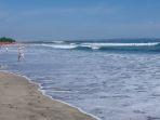 iustrasi-wisatawan-menghabiskan-momen-ngabuburit-di-pantai-legian.jpg