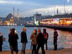 jalan-jalan-di-jembatan-galata-turki-untuk-menikmati-matahari-terbenam.jpg