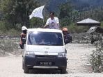jalan-yang-rusak-dan-berdebu-harus-dihadapi-para-relawan-act_20181009_204327.jpg