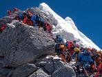 jalur-pendakian-gunung-everest-di-nepal-padat-oleh-pendaki.jpg