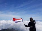 jefri-saat-berada-di-puncal-gunung-slamet-dalam-keadaan-status-waspada.jpg