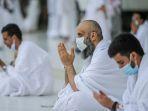 jemaah-umrah-berdoa-di-masjidil-haram.jpg