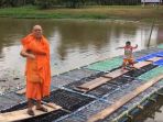 Kuil di Thailand Bangun Jembatan dan 4 Perahu Dayung dari Botol Plastik, Lihat Bentuknya