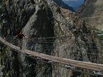 jembatan-gantung-gletser-trift-swiss.jpg