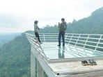 jembatan-kaca-di-objek-wisata-gumuk-reco.jpg
