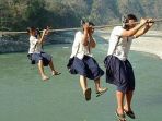 jembatan-menuju-sekolah-di-nepal_20171120_211306.jpg