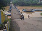 jembatan-penyeberangan-yang-dibangun-haji-endang.jpg