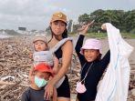 jennifer-bachdim-membersihkan-sampah-di-bali.jpg