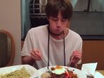 jin-bts-makan-nasi-goreng_20180824_095410.jpg
