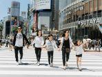 joe-taslim-dan-istri-liburan-ke-tokyo.jpg