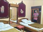 joko-susilo-menunjukkan-kamar-nomor-1-hotel-pringgosari.jpg