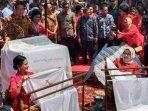 jokowi-hari-batik-nasional-2019-solo.jpg
