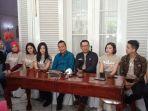jumpa-pers-pemain-film-dilan-1991-bersama-ridwan-kamil-dan-atalia-kamil-di-gedung-pakuan.jpg