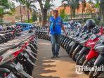 juru-parkir-viral-karena-tata-parkir-kendaraan-roda-dua-di-jalan-sultan-agung-kota-malang.jpg