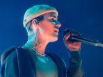 justin-bieber-nyanyi.jpg