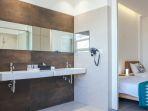 kamar-penginapan-di-k-gallery-hotel.jpg