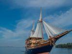 kapal-augustine-phinisi-di-teluk-jakarta.jpg