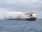 kapal-kargo-terbakar-di-samudra-atlantik.jpg