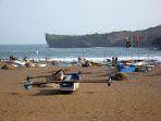 kapal-nelayan-berbaris-di-pantai-baron-di-kabupaten-gunungkidul-jogja.jpg