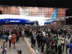 karyawan-boeing-berkumpul-di-sekitar-pesawat-777x.jpg
