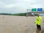 kasat-pjr-polda-jatim-akbp-bambang-sukmo-wibowo-memantau-di-lokasi-banjir-di-jalan-tol-madiun.jpg