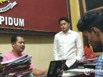 kasat-reskrim-polres-bangkalan-menggali-keterangan-dari-tersangka-ss.jpg