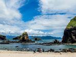 kawasan-batu-karang-di-tanjung-papuma-jember.jpg