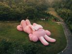 KAWS Umumkan Tur ke Indonesia, Bakal Pamerkan Karya di Candi Prambanan Mulai 19 Agustus